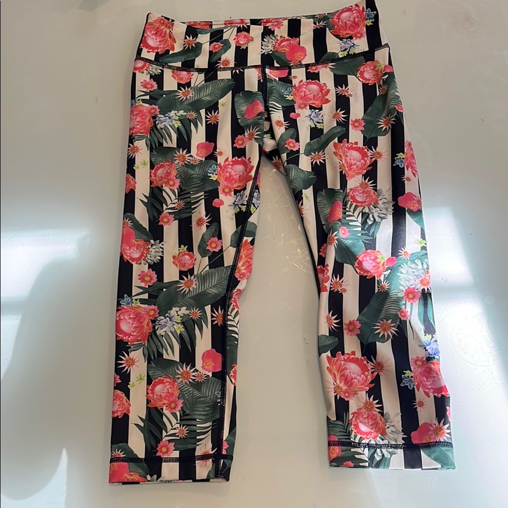 Lululemon Women’s Cropped floral 🌺 Leggings